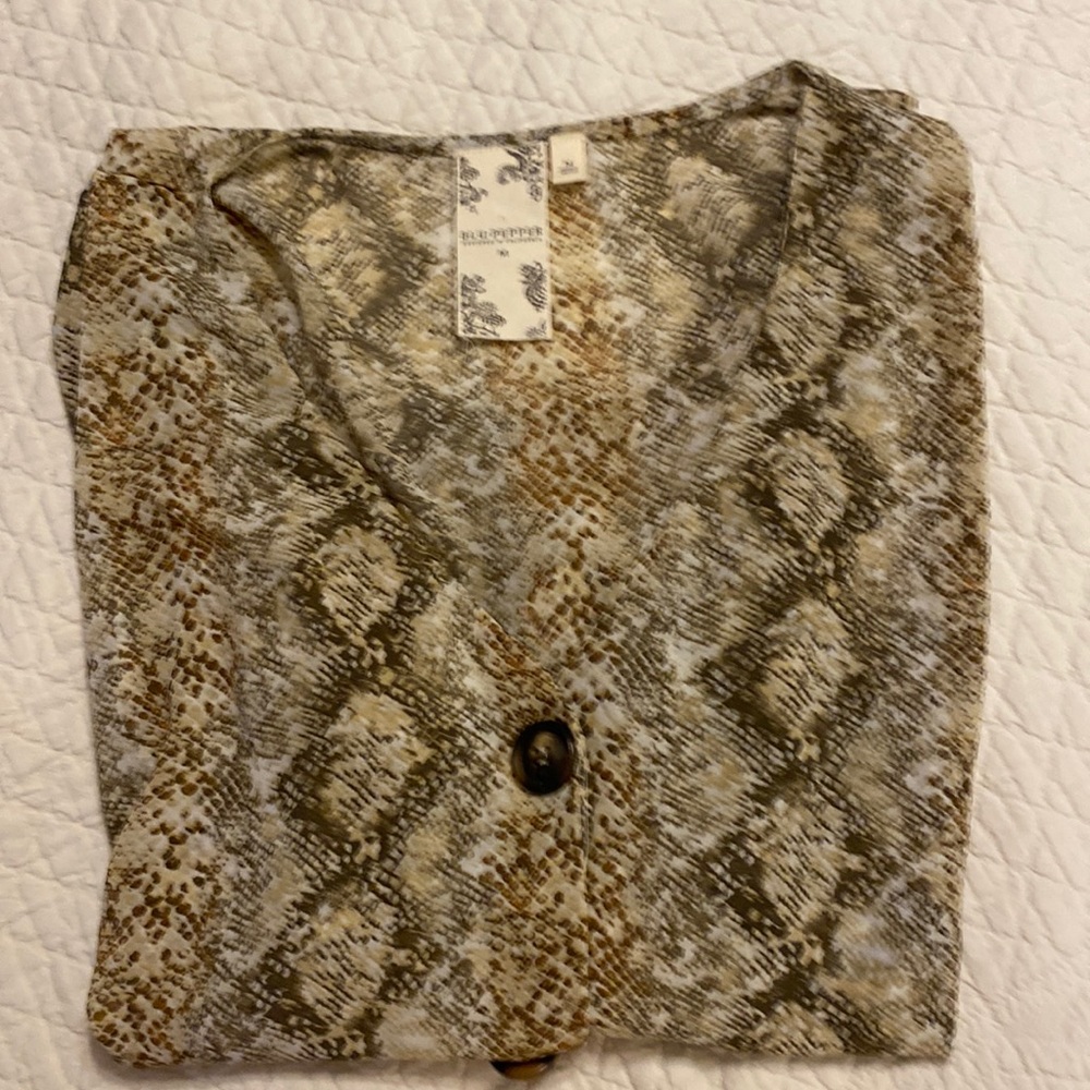 Brand new never worn too.  Cute blouse crop.